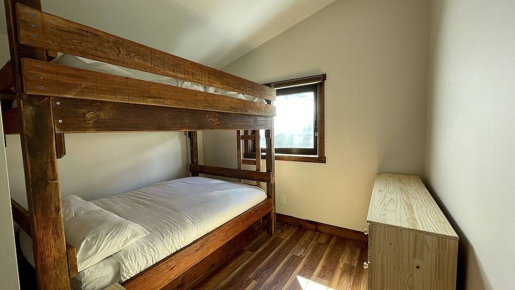 Green Giant A - Luxury mountain retreat 6 bdr, ski in/out, 9 pers hot tub, in Fraser Valley Regional District