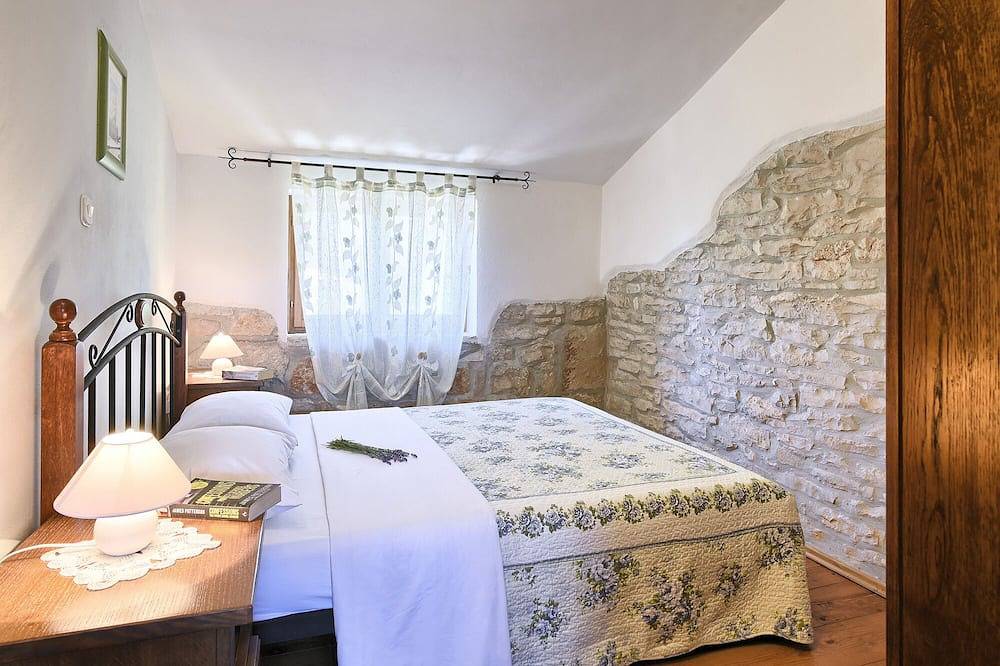 Vakantiehuis Mara in steen, vlakbij de zee in een rustig vakantieoord, met een bubbelbad in de buitenlucht in Marčana, Zuidkust Istrië