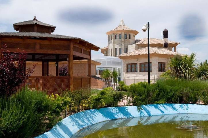 Maison d’hôte pour 3 personnes, avec Jacuzzi et Terrasse ainsi que Jardin et Piscine à Yecla