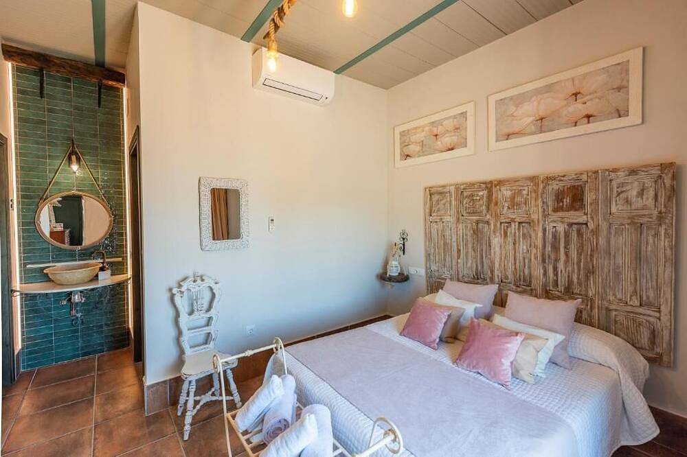Villa Colona, Los Algarbes J22g+94 in Écija, Sevilla Province