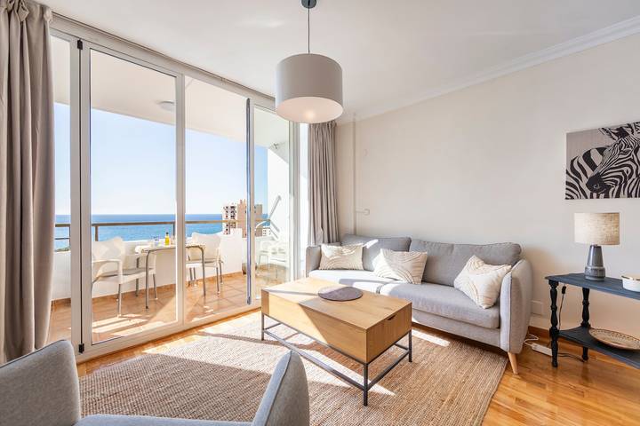 Apartamento entero, Apartamento 'Loli' con vistas al mar, Wi-Fi y aire acondicionado in Roquetas de Mar, Costa de Almería