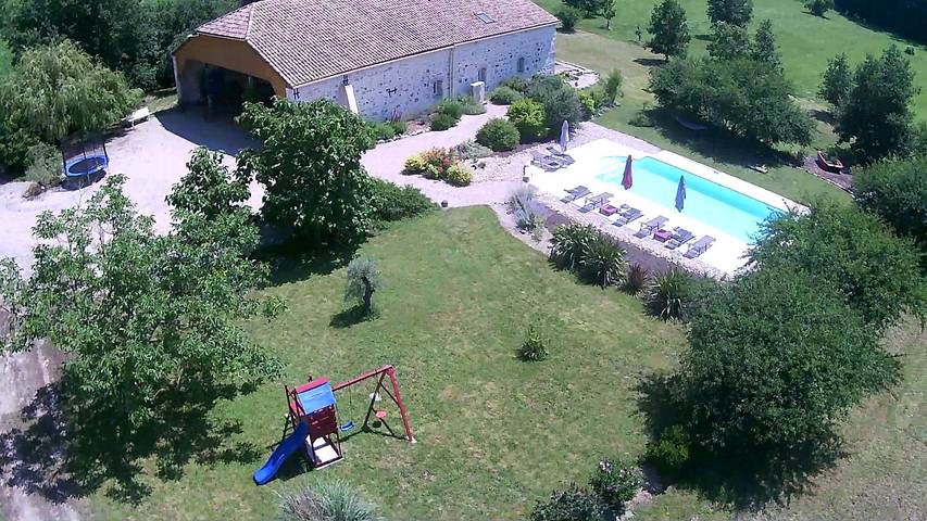 Gîte pour 8 personnes, avec jardin ainsi que piscine et terrasse à Bourran