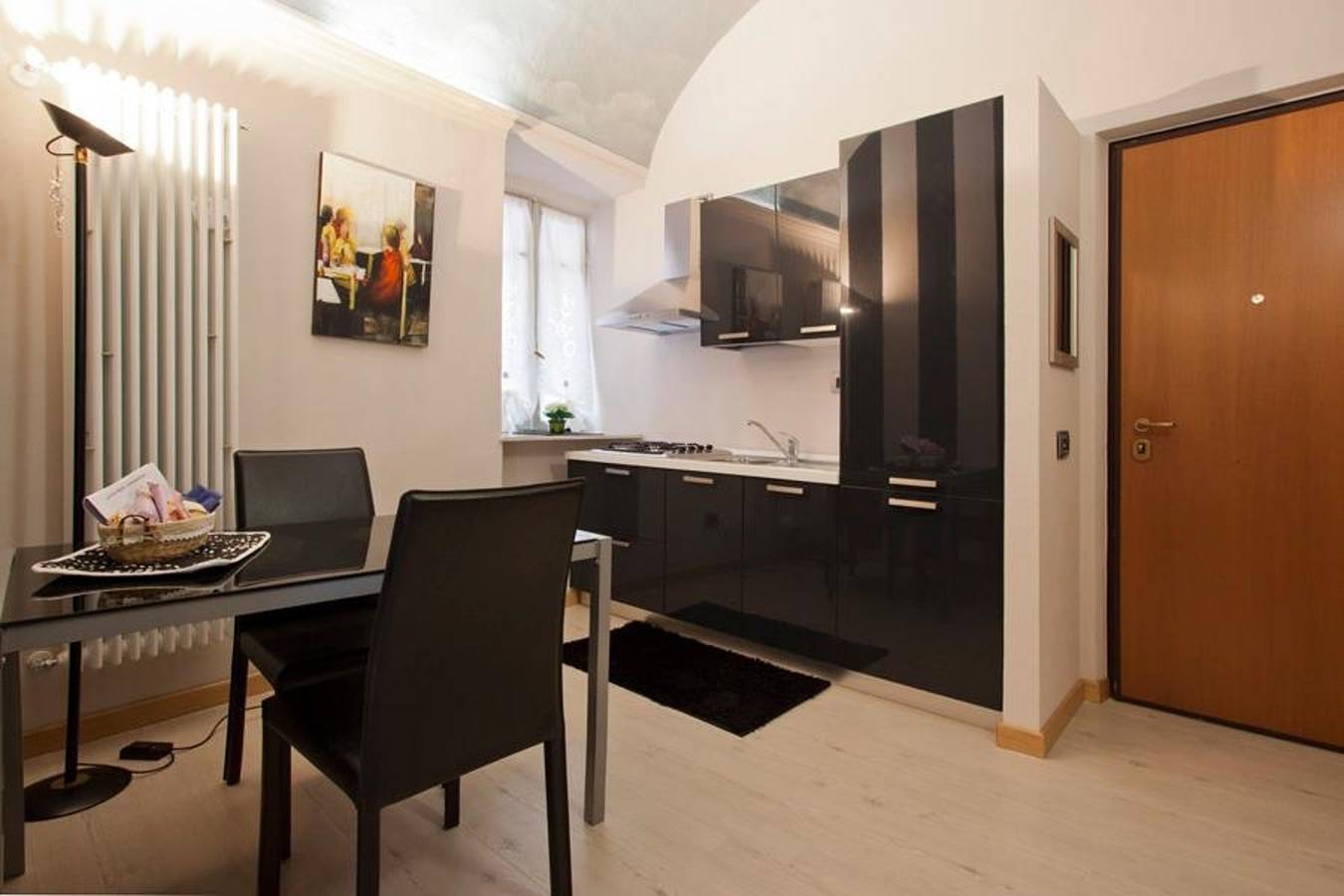 Entire studio, Comfortable studio in Piazza, 30 m², fireplace & balcony in Mondovì, Cuneo Province