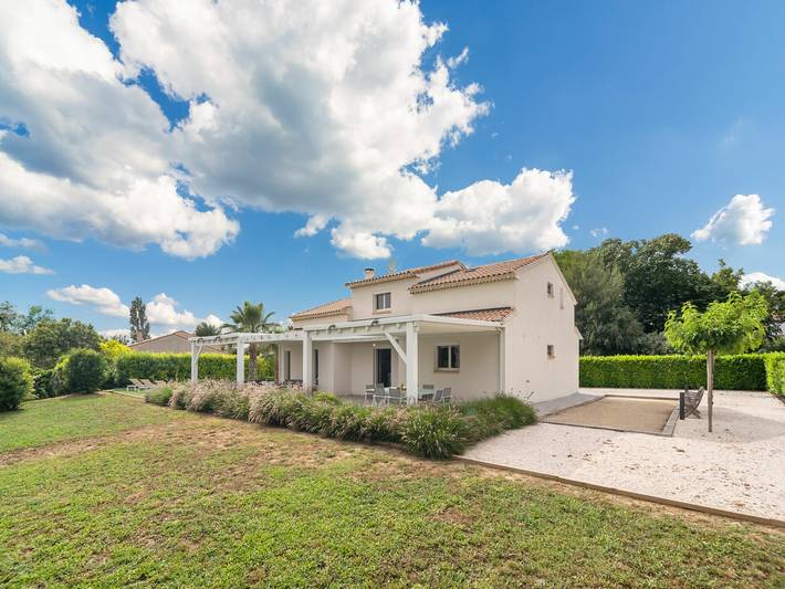 Location de vacances pour 10 personnes, avec terrasse et piscine, adapté aux familles à Saint-Geniès-de-Fontedit