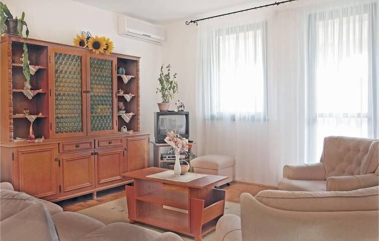 Ganze Ferienwohnung, Urlaub am Meer: Gemütliches Apartment mit einem Schlafzimmer, Terrasse und Parkplatz in Stinjan, Pula