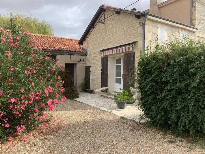 Gîte pour 2 personnes, avec terrasse à Villeneuve-la-Comtesse - 2