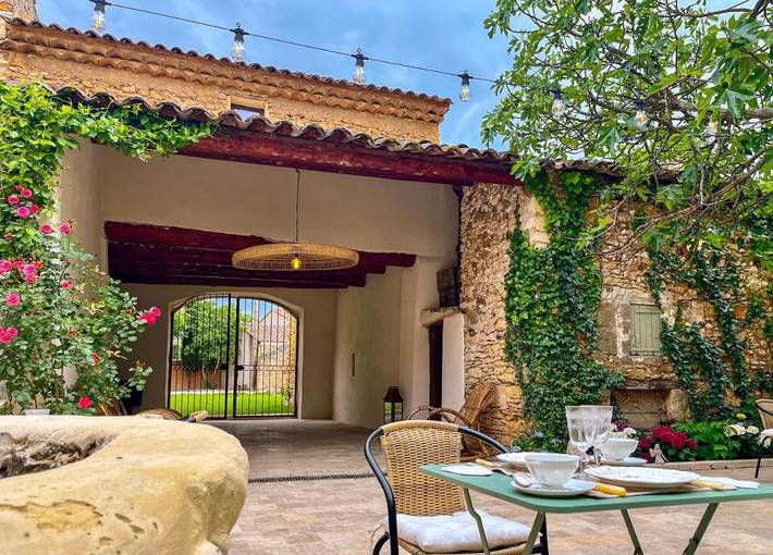 Chambre d’hôte pour 2 personnes, avec terrasse et piscine ainsi que jardin et vue, animaux acceptés
