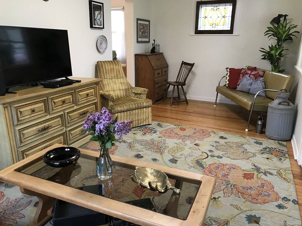 The Sunshine Cottage of Chagrin Falls: Monthly Rental + in Geauga County