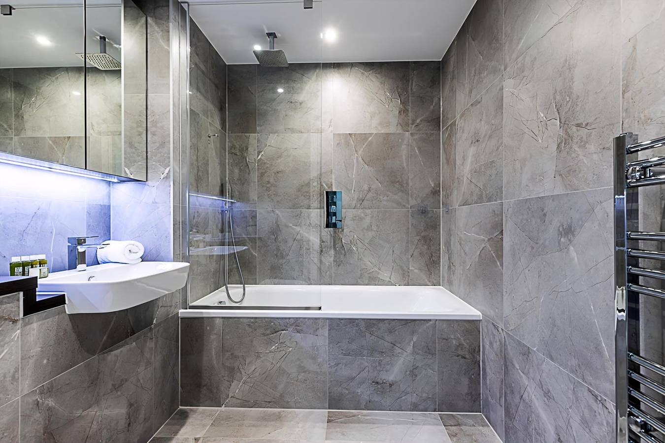 Entire apartment, Modern Sky-High Flat In North Acton in Ealing, London