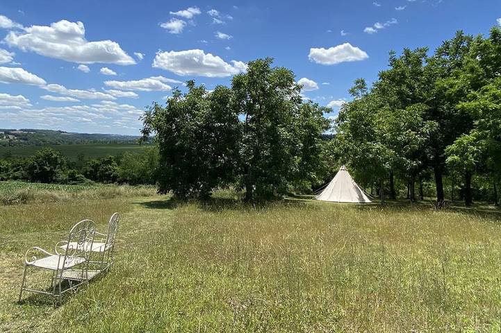 Camping pour 2 personnes, avec terrasse ainsi que jardin et piscine dans le Lot-et-Garonne