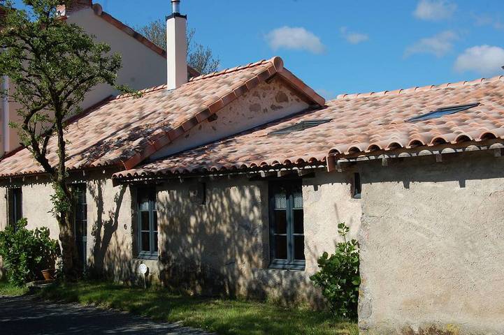Gîte pour 4 personnes, avec terrasse ainsi que jacuzzi et jardin à Saint-Martin-du-Fouilloux