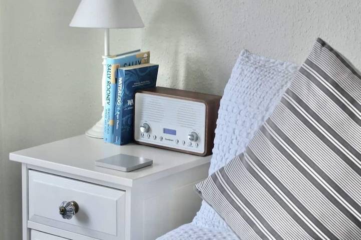 Holiday Cottage with seafront beach hut - sleeps 4 in Lyme Regis, Dorset