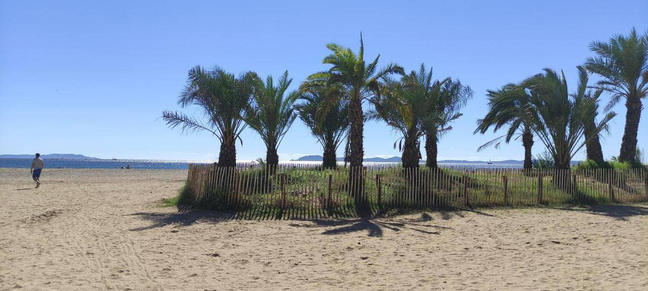 Appartement de vacances entier, Chambre avec tropezienne vue mer à l'Ayguade ,climatisée ,parking gratuit et proche aéroport in l'Ayguade, Hyeres