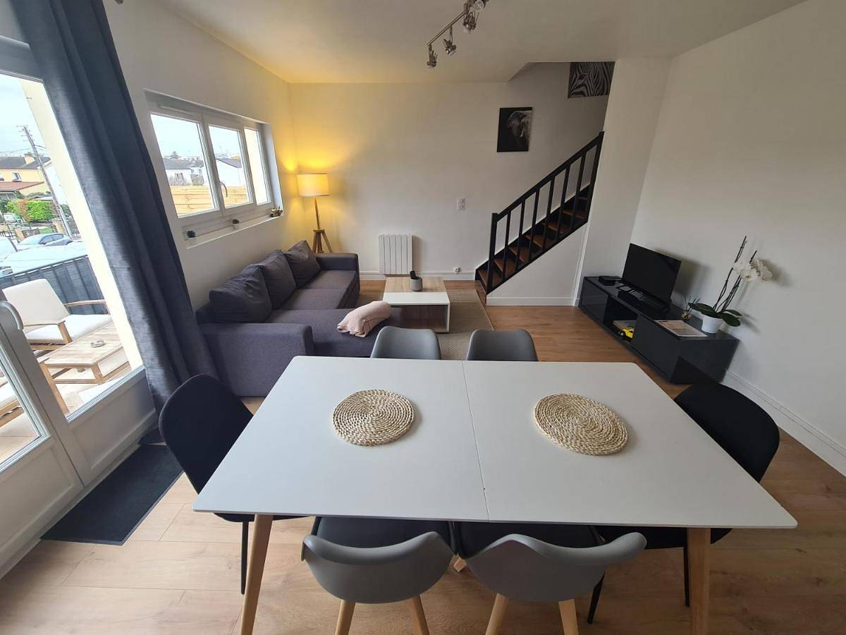 Appartement entier, Duplex familial proche gare et hyper centre ville in Villepreux, Yvelines