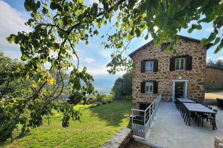 Gîte pour 12 personnes, avec jacuzzi à Satillieu