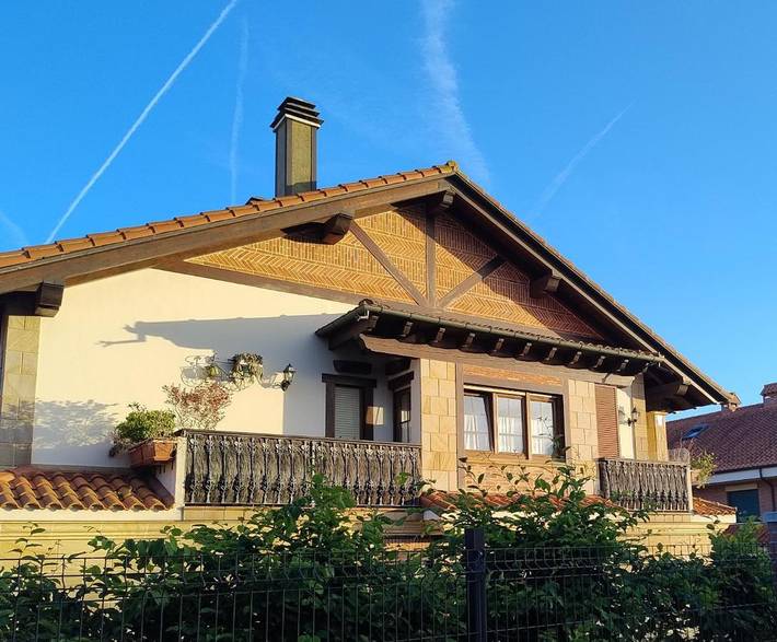 Apartamento para 4 personas, con vistas además de piscina y terraza en Somo