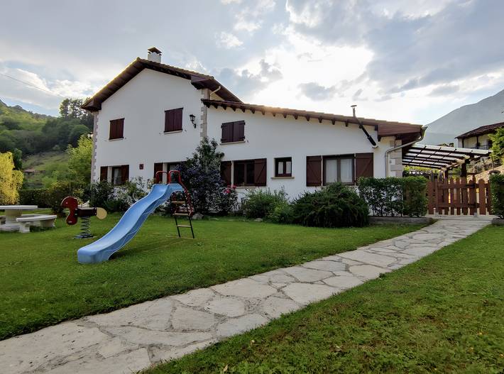 Geheel appartement, Appartement 'Jana' met bergzicht, privéterras en wifi in Peñamellera Alta, Sierra del Cuera
