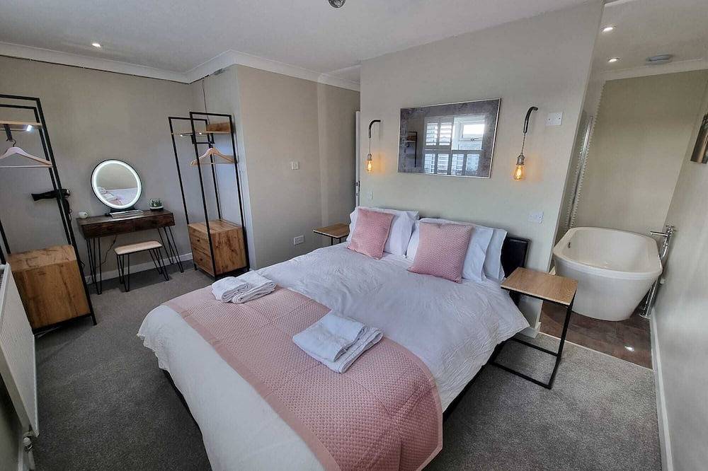 Escape to Rye at the Strand overlooking The Strand Quay with parking! in Rye, East Sussex