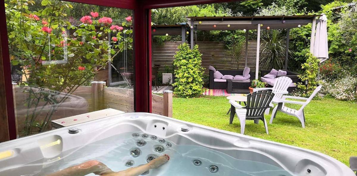 Appartement entier, Appt dans maison d'architecte, Spa, Piscine & jardin in Soucelles, Région d'Angers