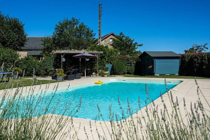 Gîte pour 28 personnes, avec Balcon et Terrasse ainsi que Jardin et Piscine