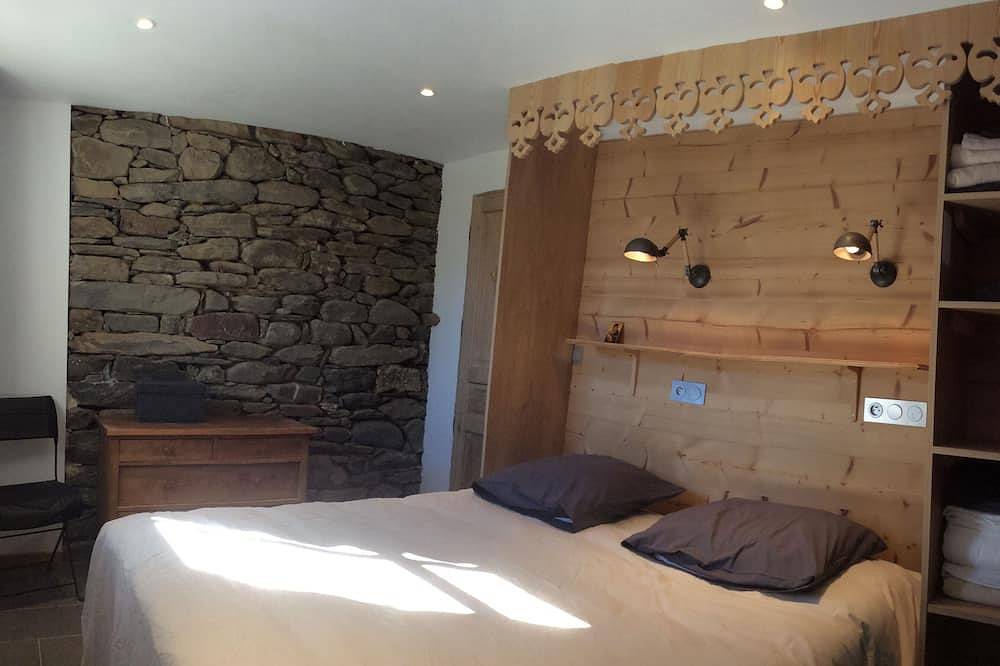 Charming chalet on a ski slope at 5550 feet altitude overlooking the valley; in Valmeinier, Saint-Jean-de-Maurienne region