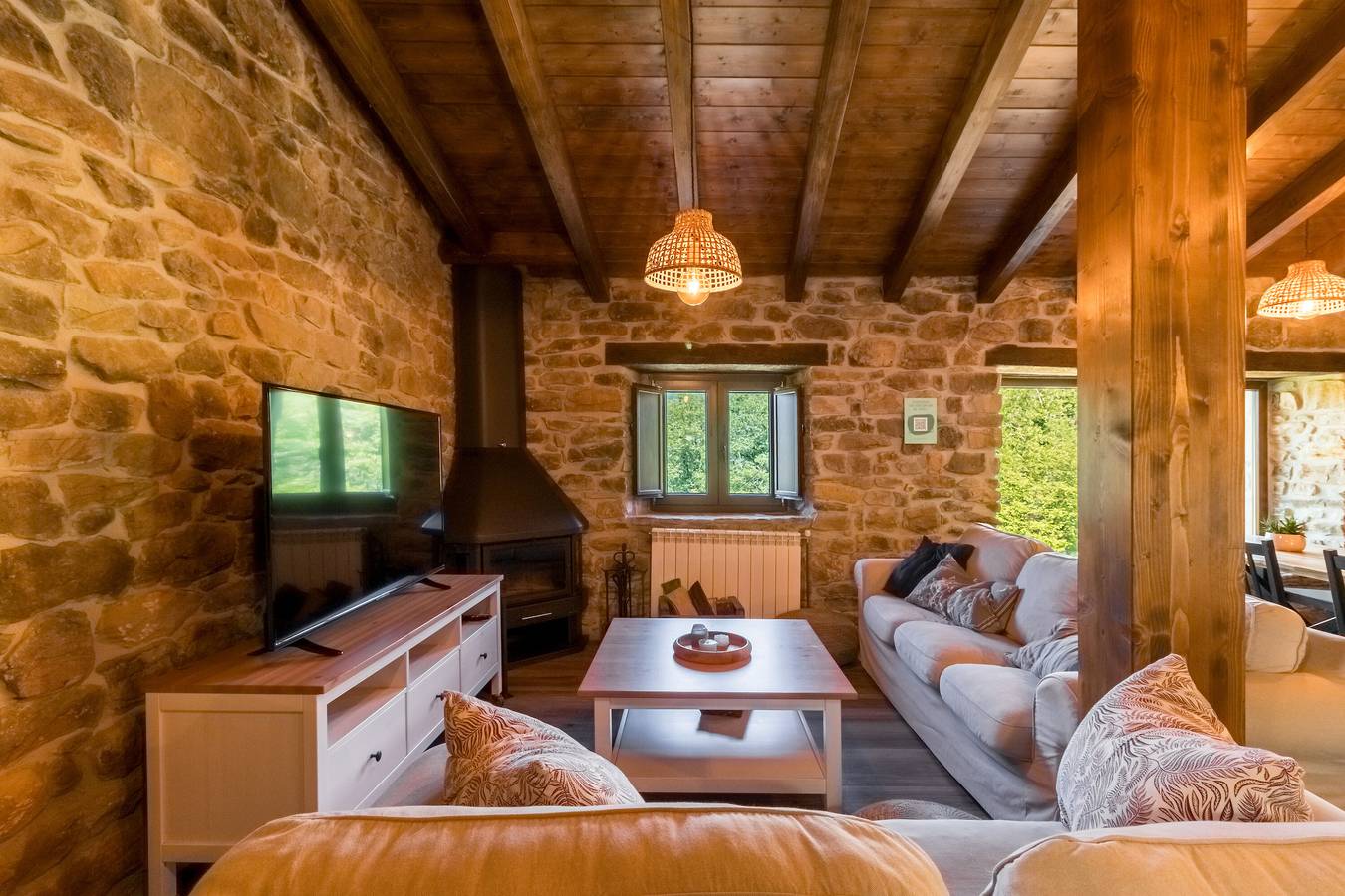 Chalet 'Pasiega El Ojal' with Mountain View, Private Terrace and Wi-Fi in San Pedro del Romeral, Cordillera Cantábrica