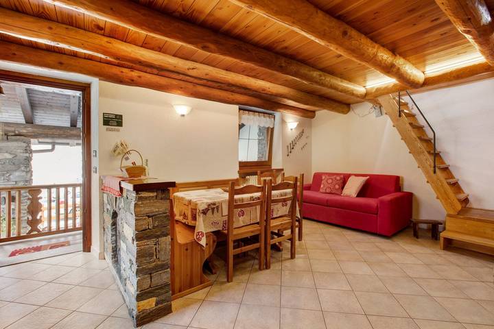 Ganze Wohnung, Ferienwohnung 'Sopra' mit Balkon und Wi-Fi in Morgex, Comune di Morgex