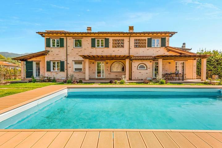 Villa per 10 persone, con Balcone e Terrazza nonché Giardino e Piscina a Marina di Pietrasanta