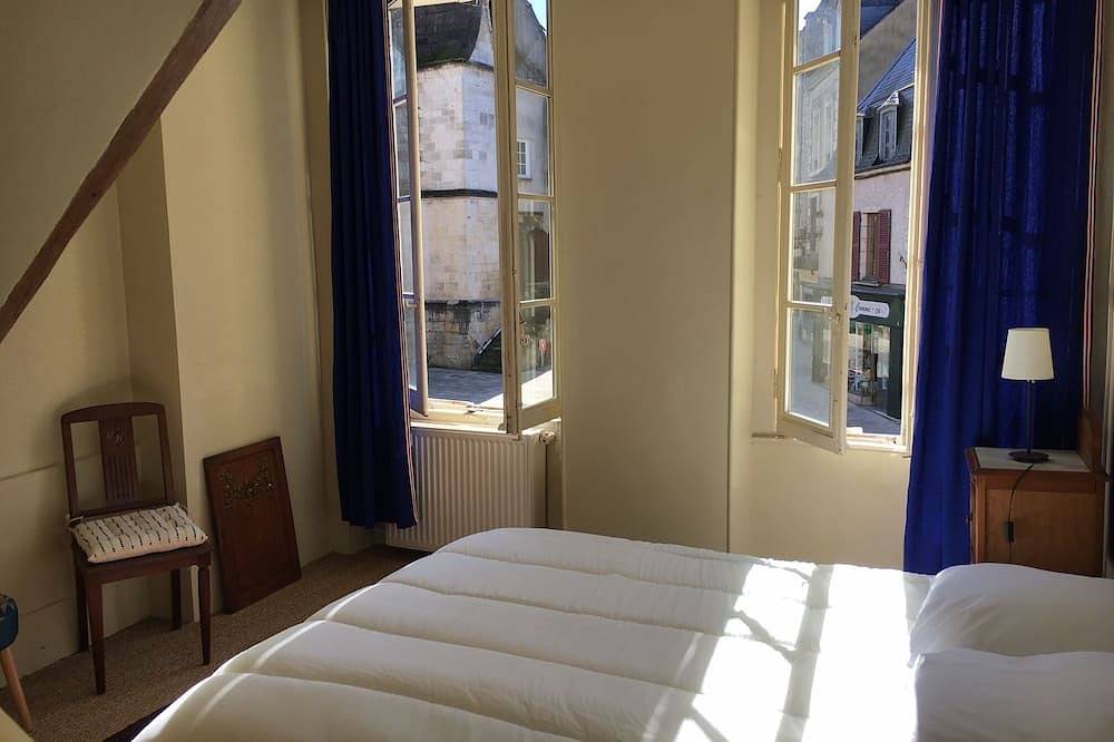 Entire apartment, Gîte des Chapelains Coeur de Ville in La Charité-sur-Loire, Loire Valley