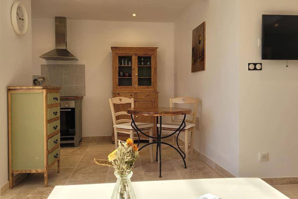 Appartement entier, Gîte La Genestière au milieu des vignes, piscine partagée in Mazan, Parc naturel régional du Mont-Ventoux