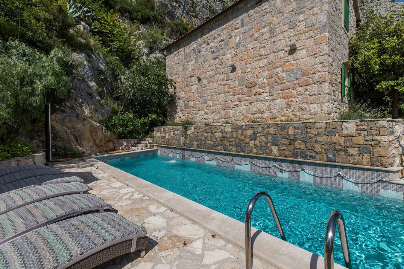 Hel leilighet, Guest House 'Villa Bugenvilija - Pet Friendly' with Private Pool, Wi-Fi and Air Conditioning in Omis, Omiš-Riviera