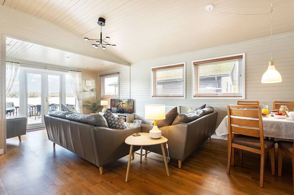 Keer Lodge a lakeshore haven @ Pine Lake Resort in Lancashire