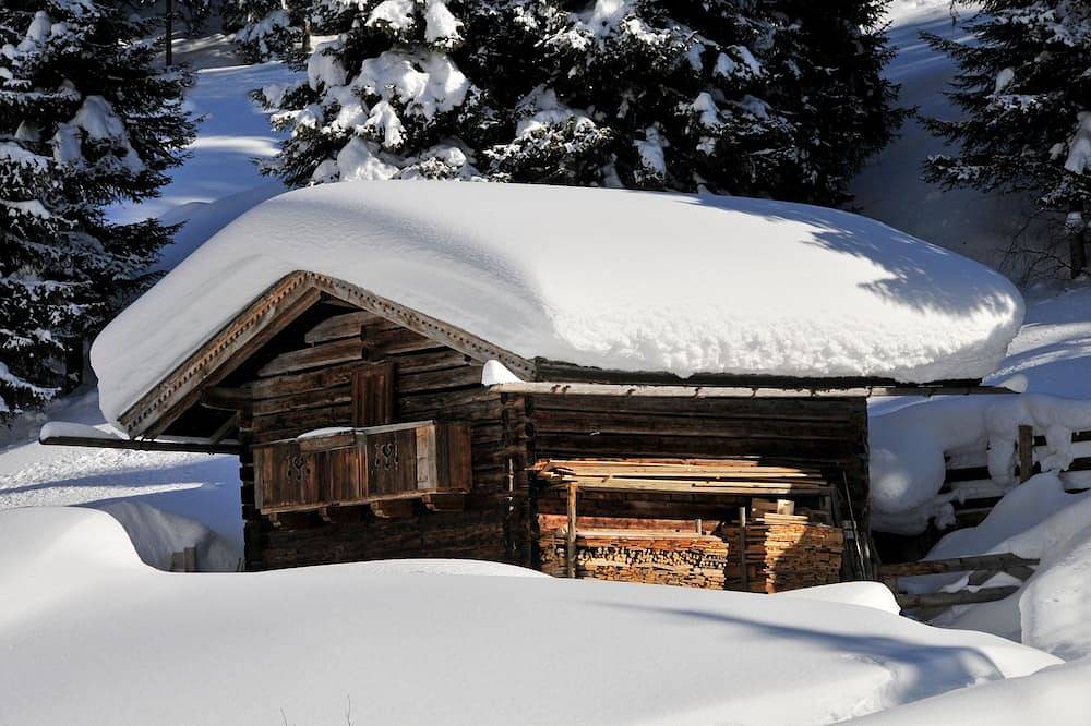 Entire apartment, Centrally located apartment with sunny location in the Zillertal in Fügen, Ski-Optimal Hochzillertal