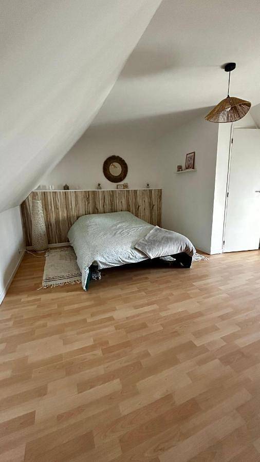 Appartement entier, One-Bedroom Apartment in Parigné-l'Évêque, Sarthe