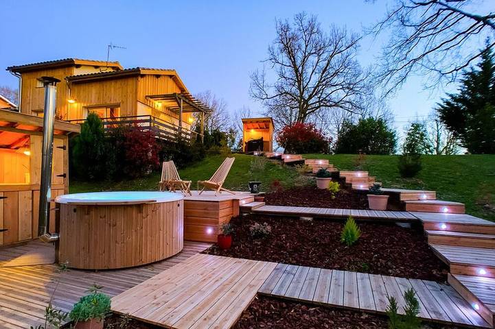 Gîte pour 4 personnes, avec Balcon ainsi que Jacuzzi et Jardin à Montdurausse
