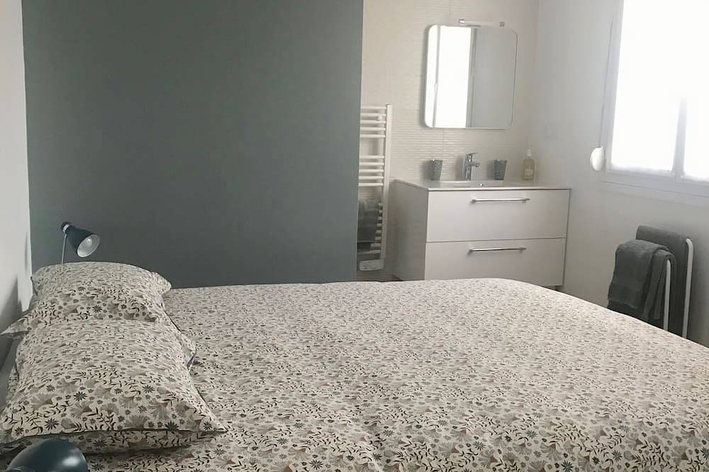 Renovated house in the center of Ploubalay, 5 minutes from the beaches in Ploubalay, Dinan region