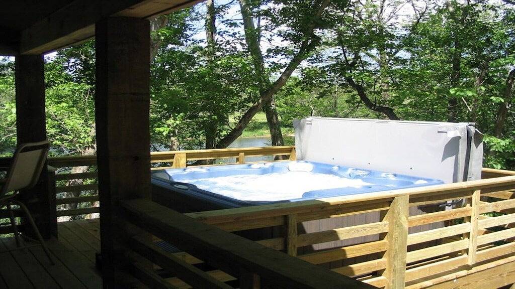 Tavern River Cabin, Historisch, Flussufer, Block, Hottub, Großer Steinkamin in Page County