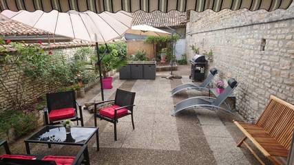 Maison d’hôte pour 5 personnes, avec jacuzzi et jardin ainsi que sauna et piscine, animaux acceptés à Chef-Boutonne