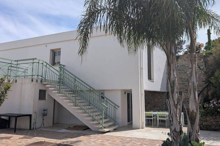 Location de vacances pour 7 personnes, avec Terrasse et Jardin dans Plage de la Madrague (Giens)