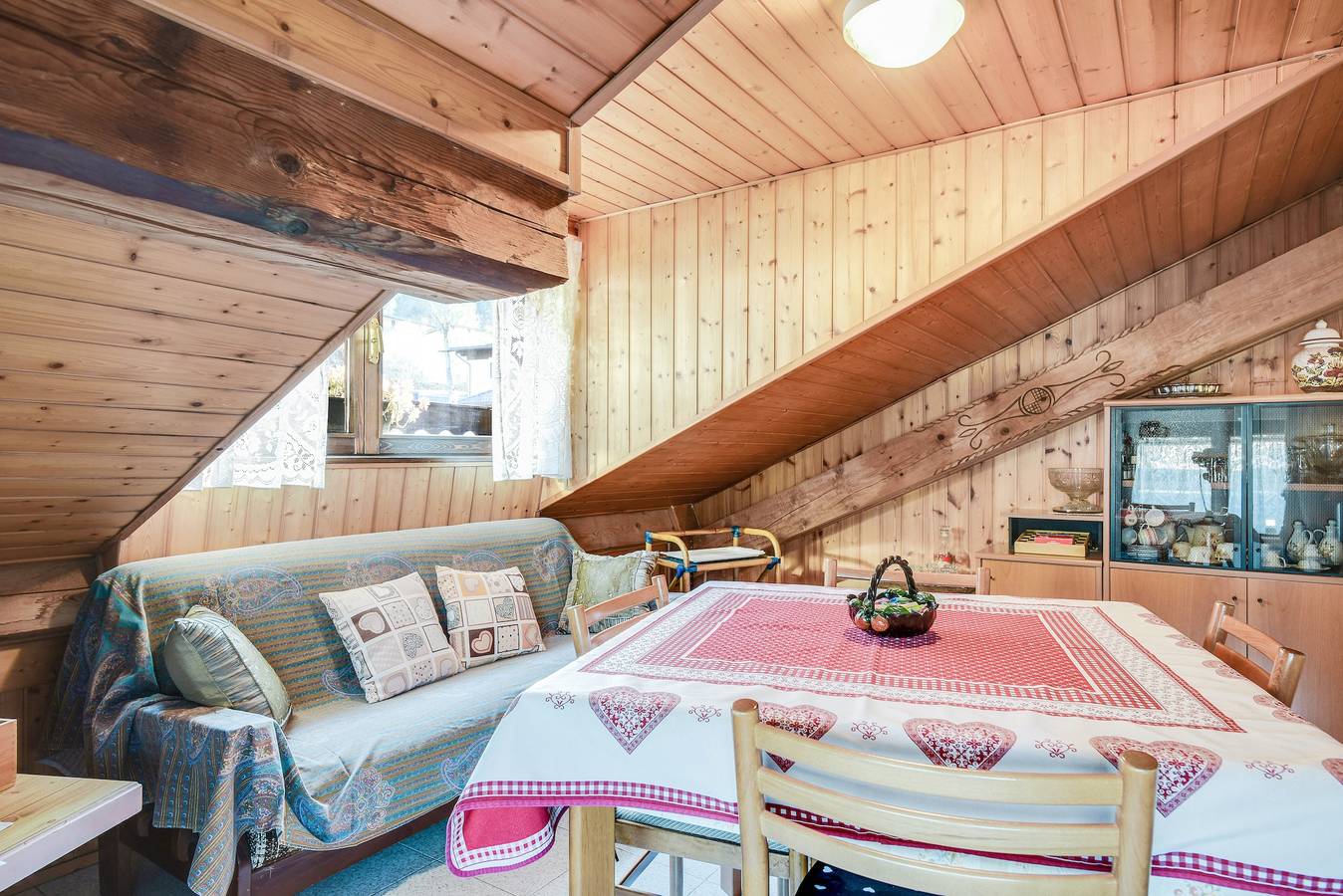 Ganze Wohnung, Ferienwohnung "Mansarda tra le Dolomiti di Brenta" mit Bergblick und Balkon in Bocenago, Brentagruppe