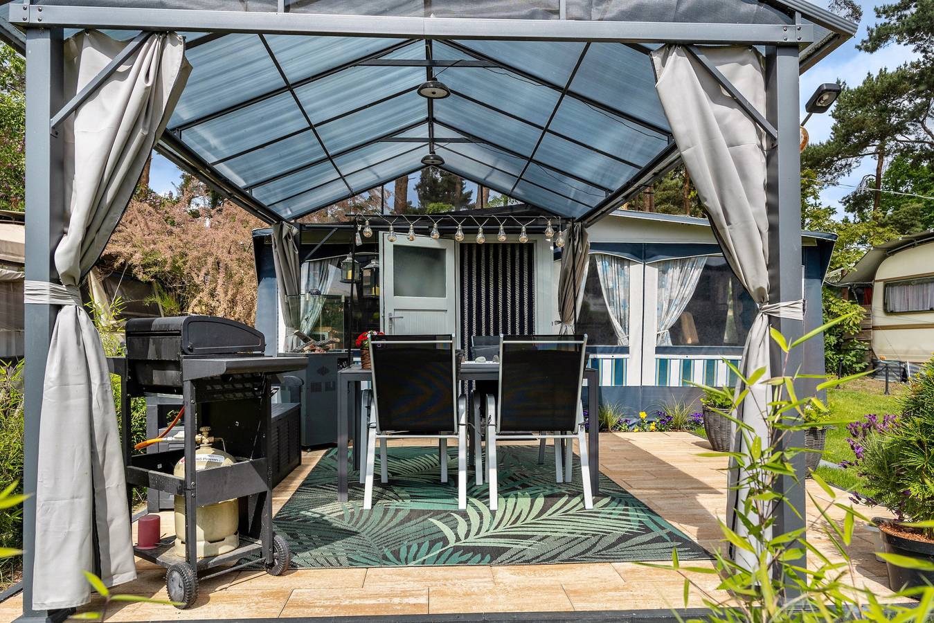 Wohnwagen 'La Pura Vida' mit privater Terrasse in Brandenburg an der Havel