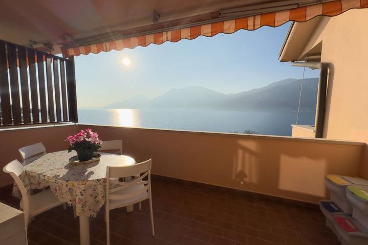 Ferienwohnung für 2 Personen, mit Seeblick und Garten sowie Pool