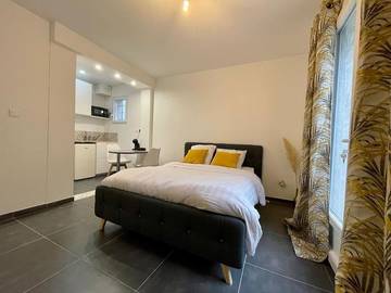 Gîte pour 2 personnes, avec terrasse ainsi que piscine et jardin à Ollioules