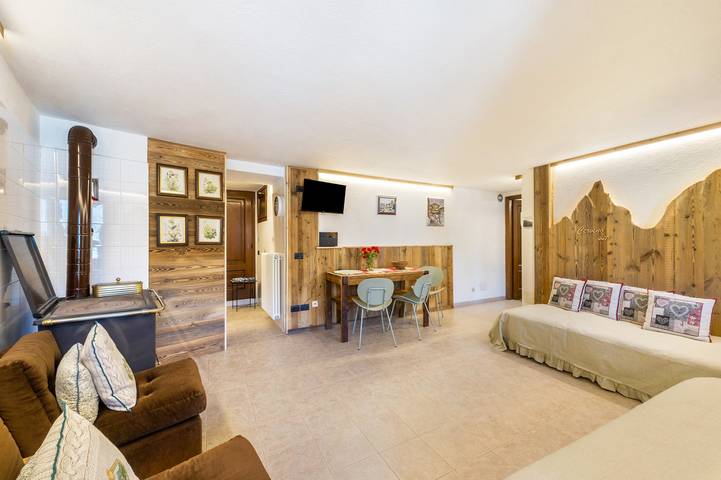 Entire apartment, Apartment 'Il Nido Di Letizia' with Mountain View, Private Garden and Balcony in Conoz, Comune di Châtillon