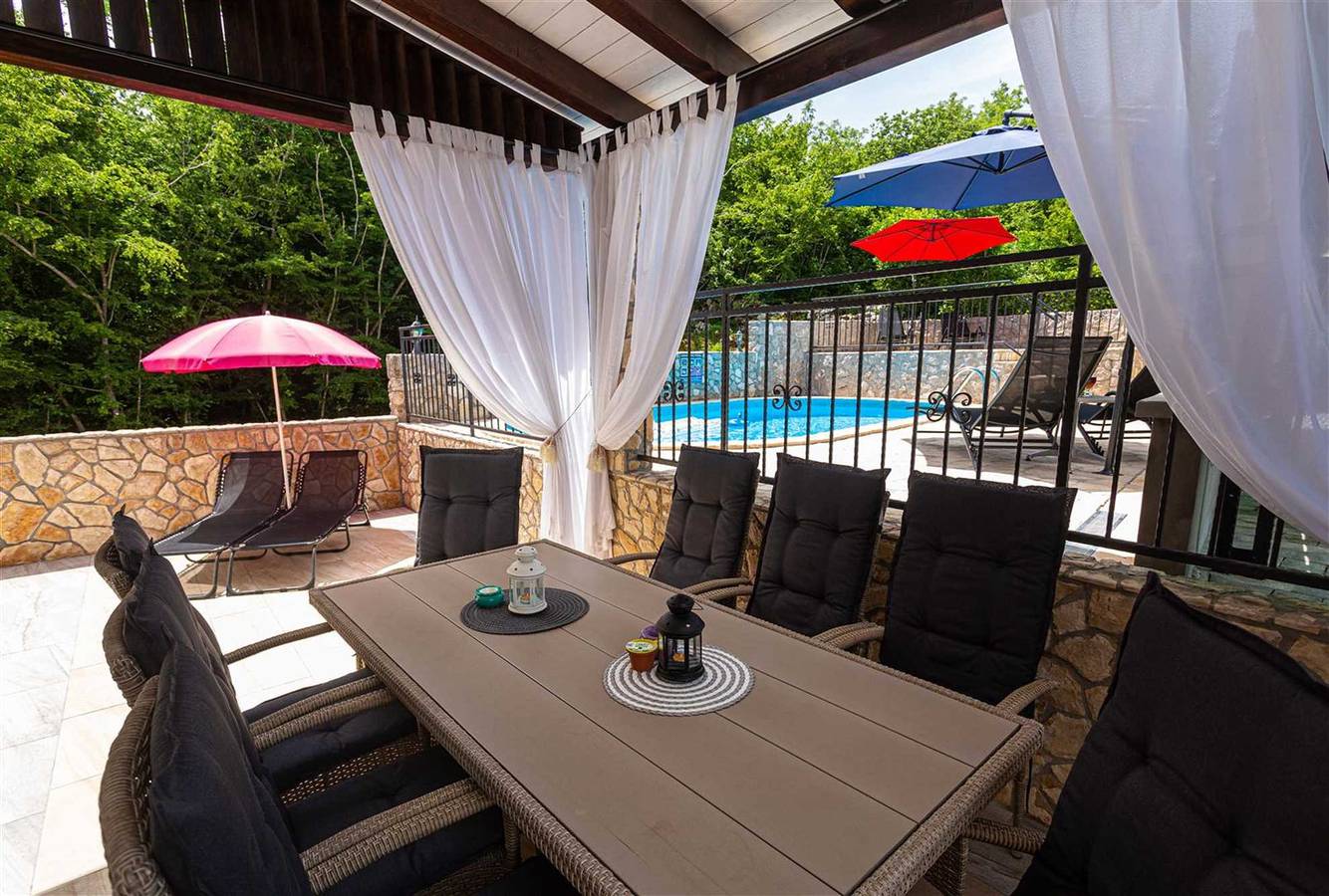 Appartement entier, Appartement de vacances pour 8 personnes avec piscine in Hlapa, Krk