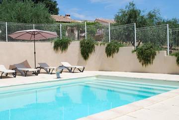 Chambre d’hôte pour 2 personnes, avec terrasse ainsi que jardin et piscine à Trouillas