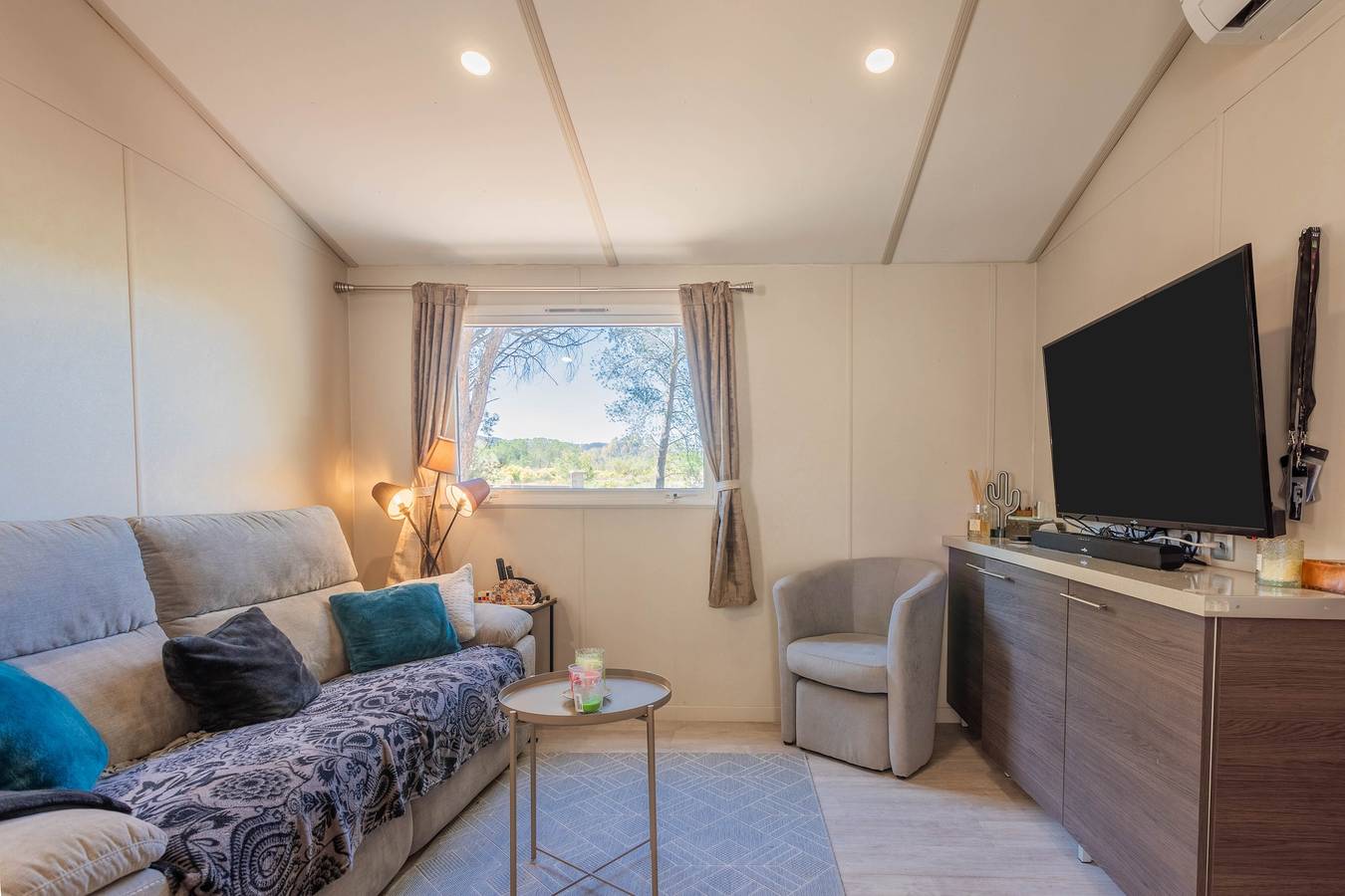 Mobil Home Vacances with Shared Pool, Private Terrace and Wi-Fi in Puget-sur-Argens, Mediterranean Coast (France)