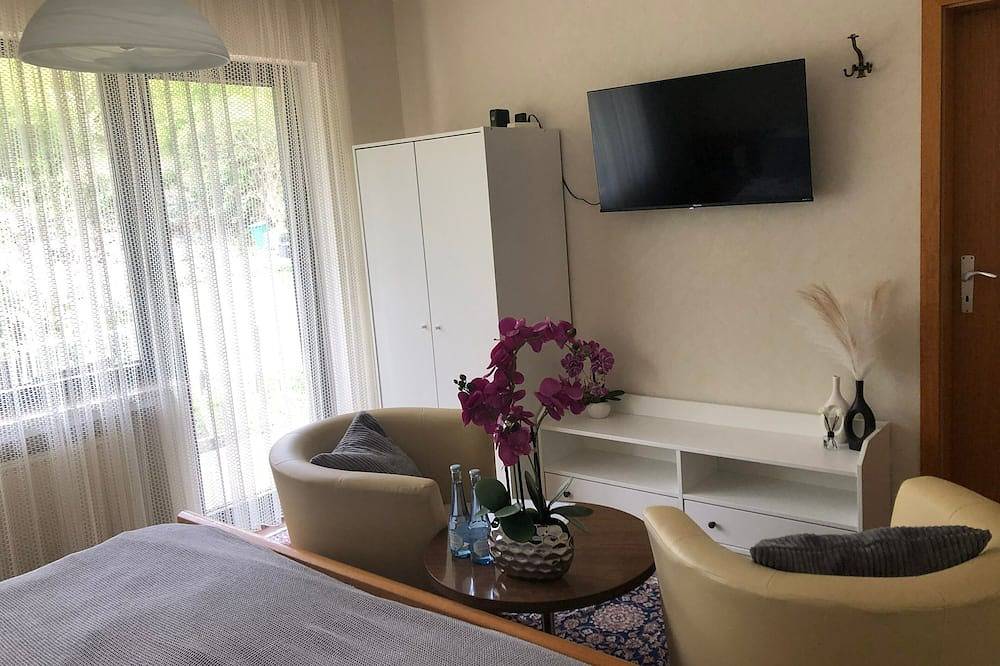 Ganze Wohnung, Zimmer 1 im 1. Og' Weinberg Anna, mit Gemeinschaftsgarten, Balkon und Wlan, sowie Gemeinschaftsküche in Klotten, Cochem-Zell