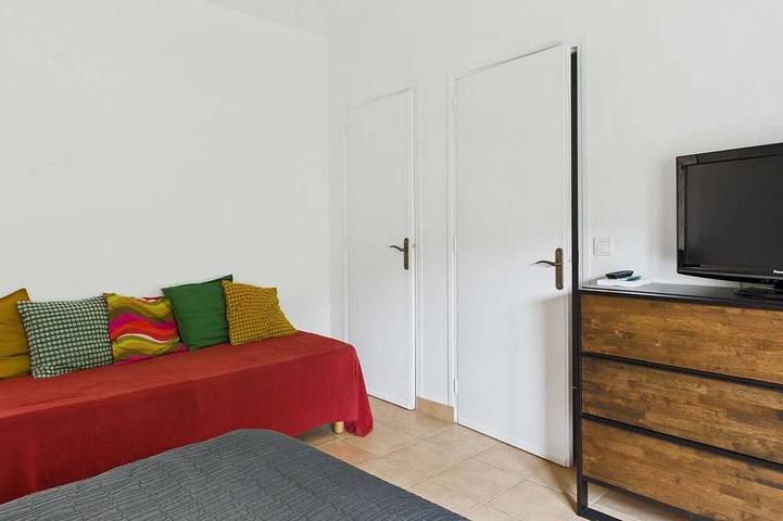 Entire apartment, Single-story house, 3 bedrooms, terrace & AC, sleeps 8 in Marseillan-Plage, Marseillan