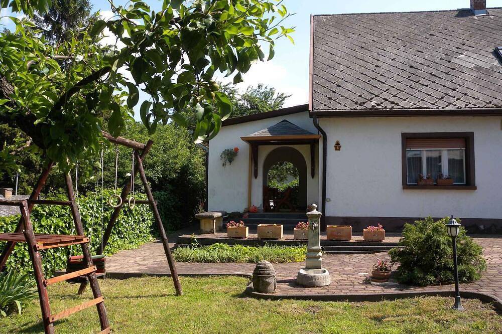 Ferienhaus mit überdachter Terrasse und Grill in Siofok, Siófok und Umgebung